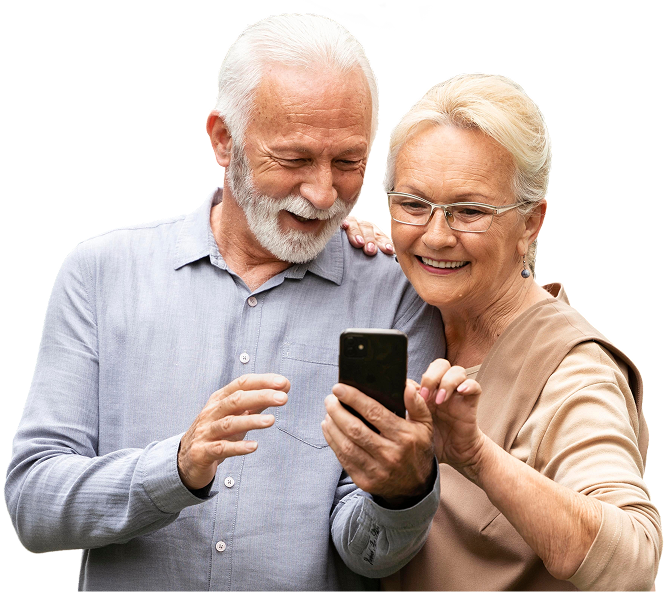 Casal de idosos sorrindo enquanto utilizam um smartphone