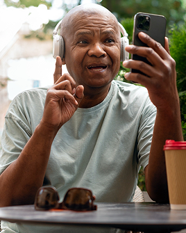 Senhor idoso usando celular